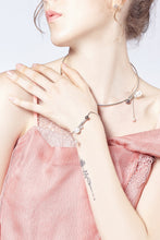 Load image into Gallery viewer, 2 in 1 Oilvia Pearly Brooch-Choker

