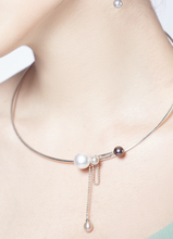 Load image into Gallery viewer, 2 in 1 Oilvia Pearly Brooch-Choker
